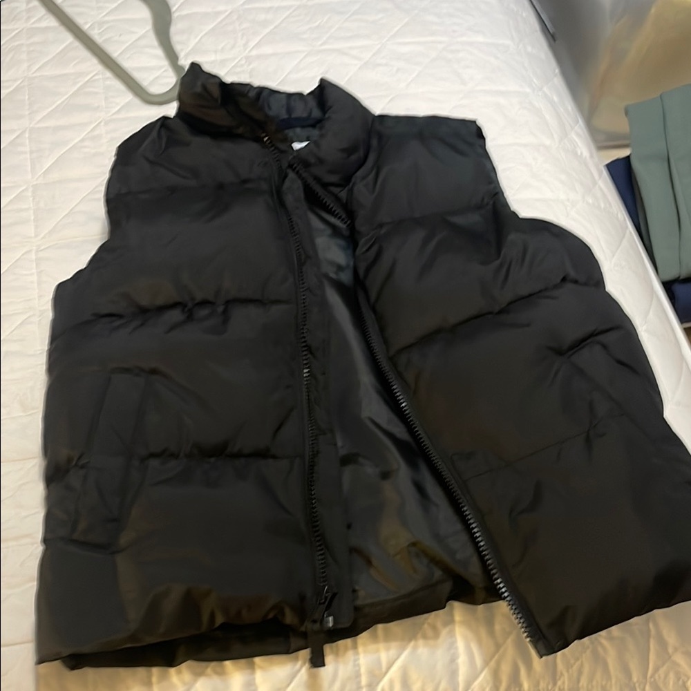 Boys Black Puffer Vest. Old Navy. Medium. 8.